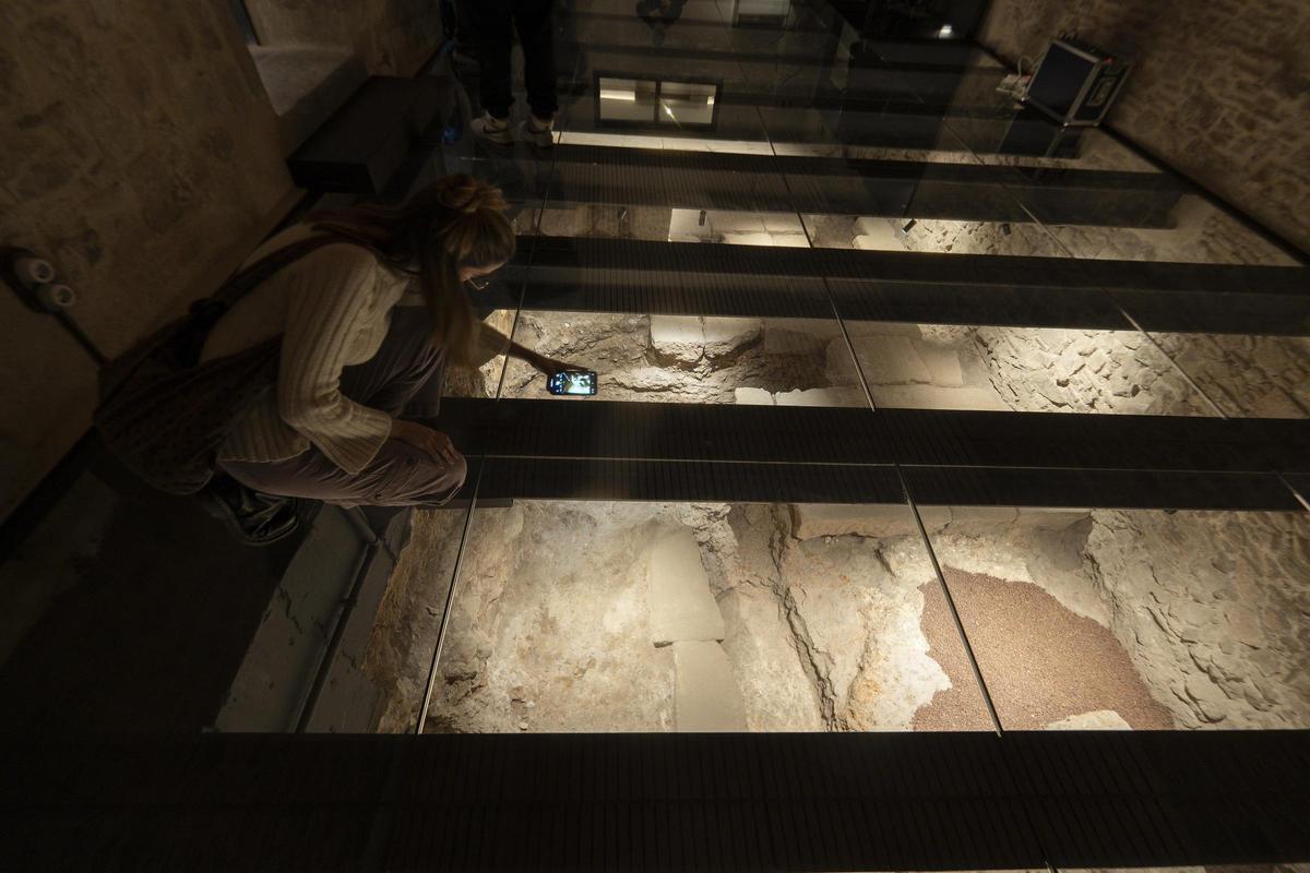 El pavimento fundacional de Barcelona sale a luz en las obras de un hotel