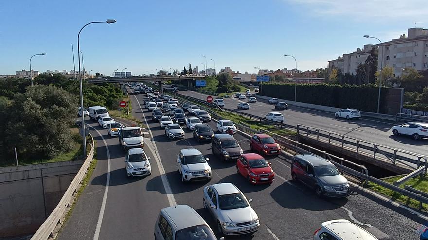 Dos accidentes simultáneos provocan grandes retenciones en la Vía de Cintura de Palma