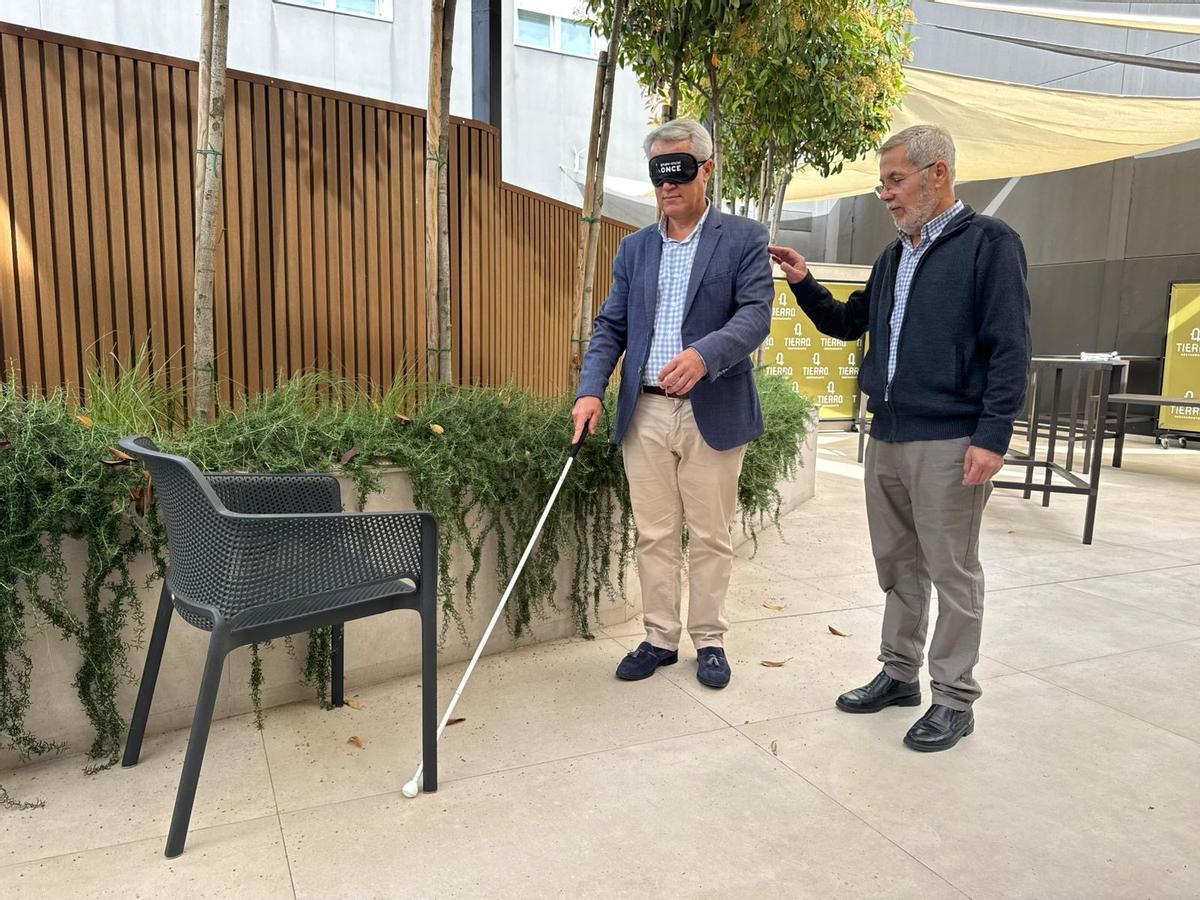 Demostración del uso del bastón blanco.