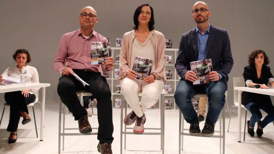 Txema Guijarro, Carolina Bescansa y Nacho Álvarez, en la presentación del programa de Podemos, ayer, en Madrid.