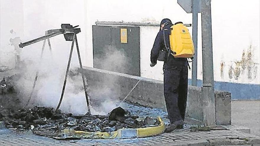 Incendian varios contenedores en pedro abad