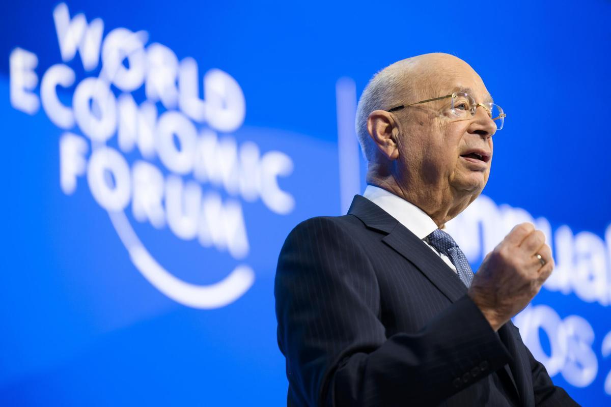 Klaus Schwab, fundador y presidente ejecutivo del Foro Económico Mundial, habla durante una sesión plenaria en el Salón de Congresos de la 54.ª reunión anual del Foro Económico Mundial (FEM) en Davos, Suiza, el 16 de enero de 2024.