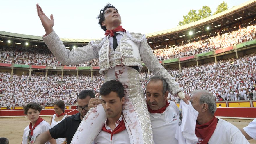 El diestro Andrés Roca Rey sale a hombros por la puerta grande de la Plaza de toros de Pamplona.