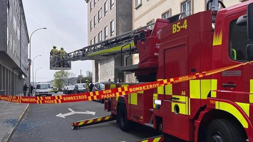 Movilizados los Bomberos de Santiago y la Policía Local tras desprenderse un ventanal de una fachada