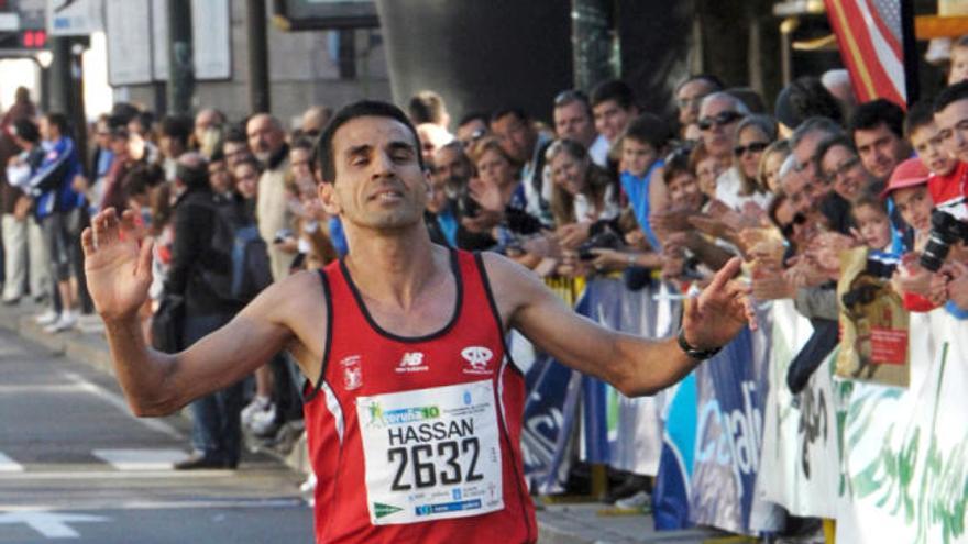 Hassan Lekhili, del &#039;Ourense Atletismo academia Postal&#039;, se impuso en la carrera popular con un tiempo de 30:29. / Víctor Echave