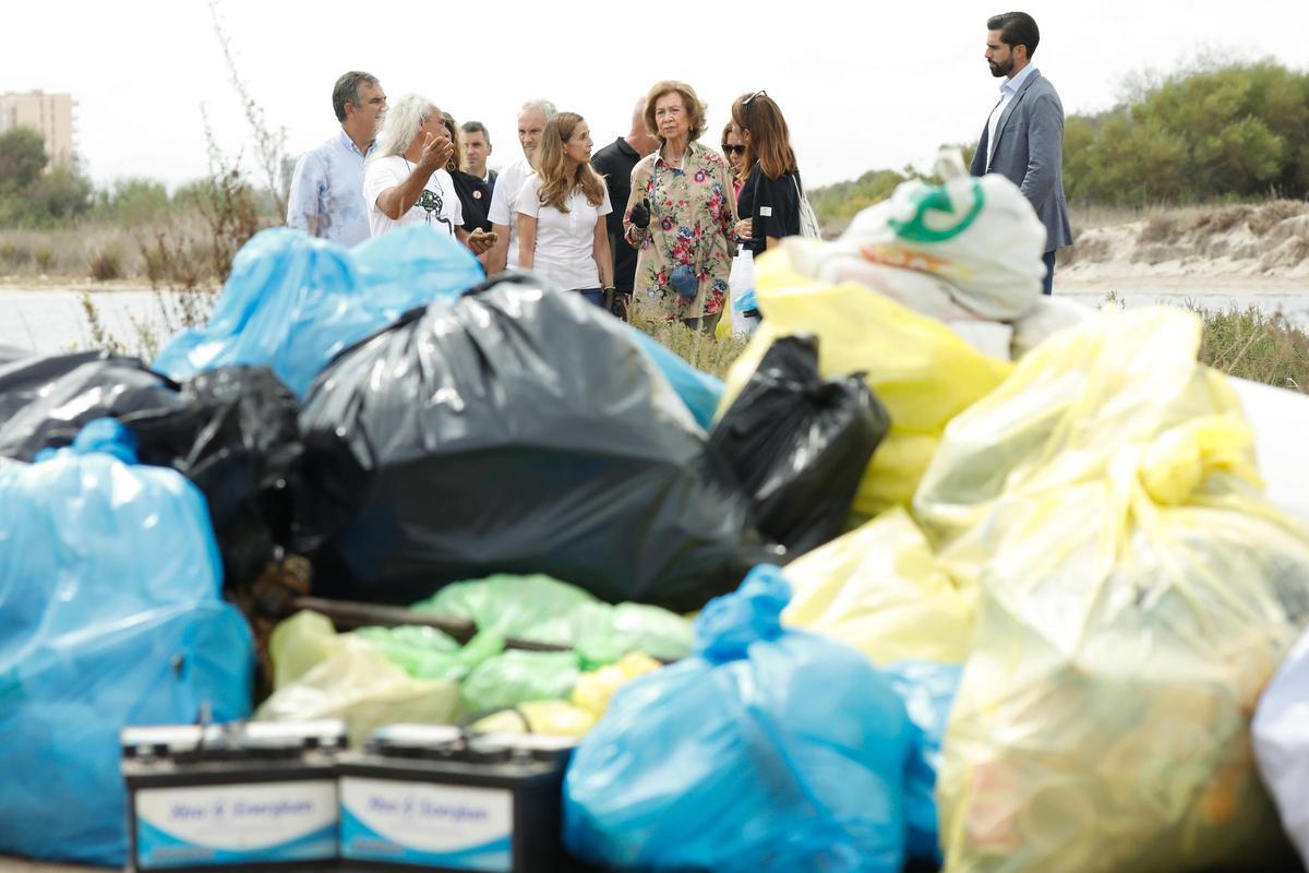 La reina Sofía recoge basura en el arenal de La Manga