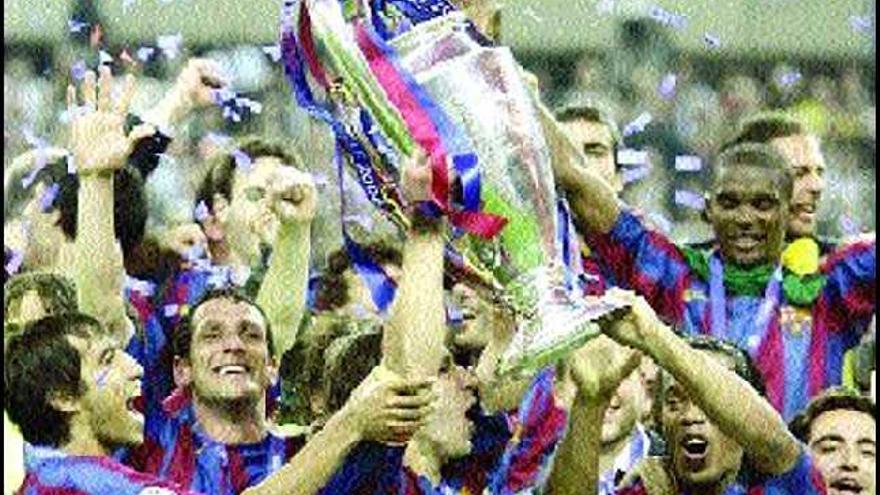 Los jugadores del Barcelona, con la Copa de Europa de 2006.