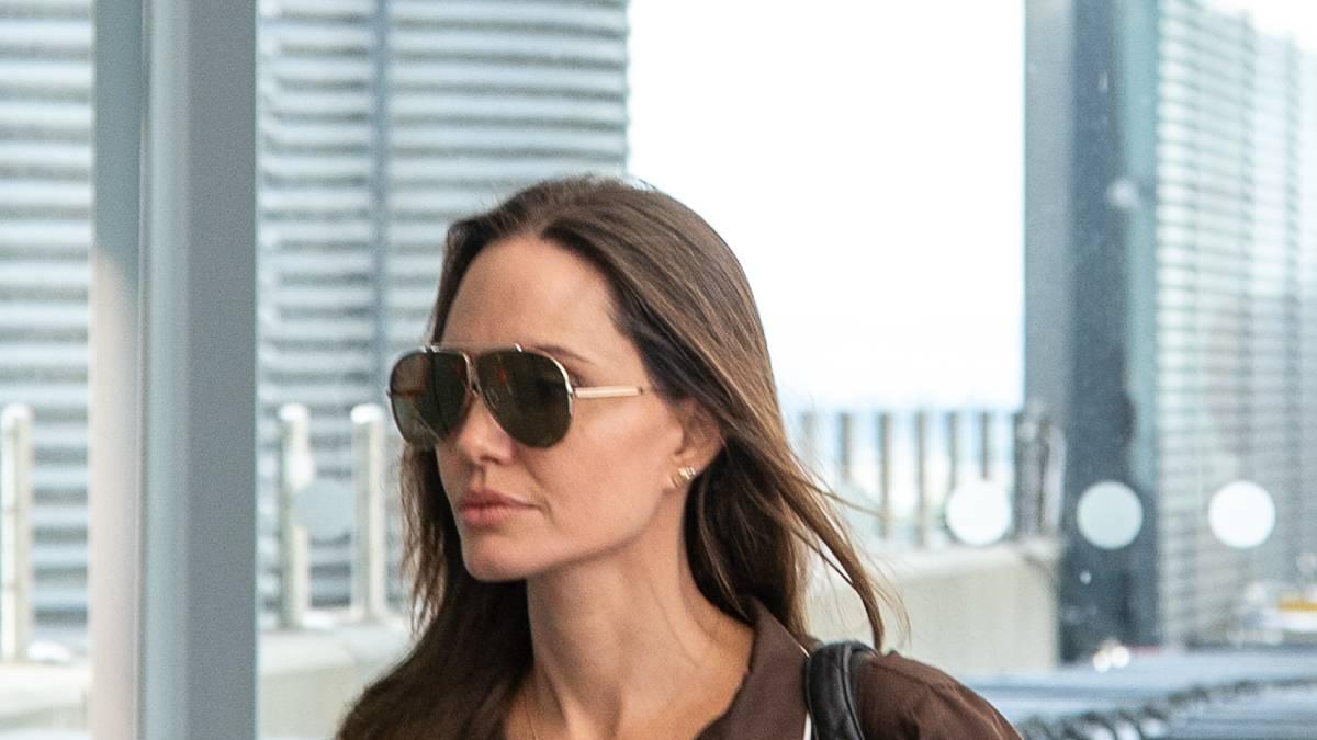 Angelina Jolie con traje pijamero en el aeropuerto