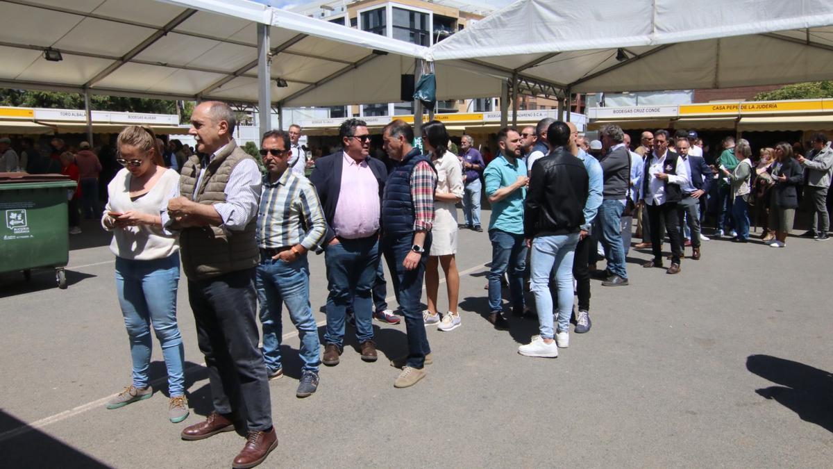 Cola para entrar en la cata.