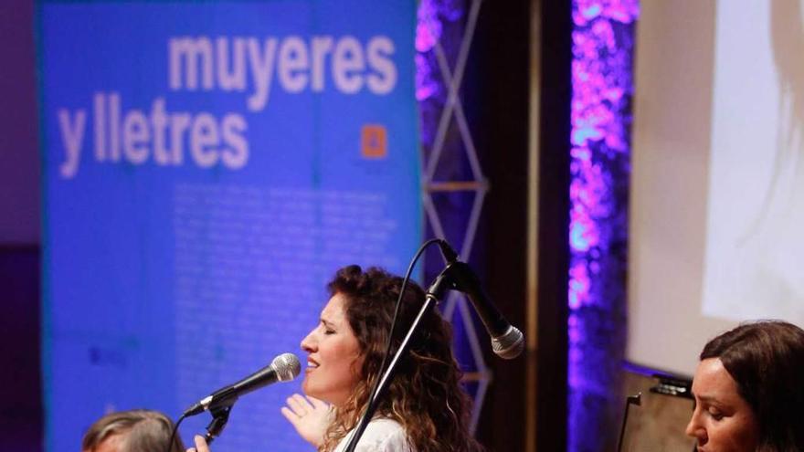 Anabel Santiago, con Xulio Arbesú y Ana Fernández.