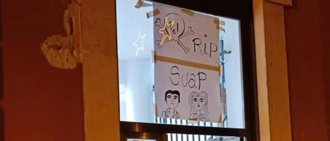 Uno de los carteles colgados por el personal descontento del SUAP de s’Escorxador.