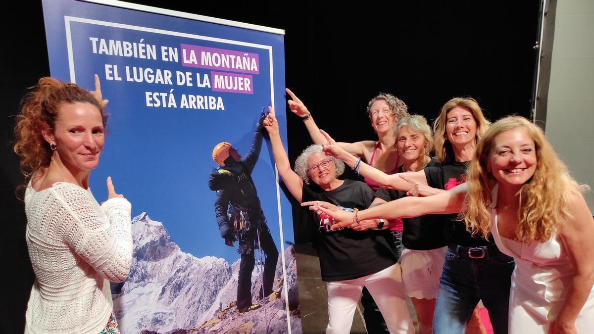 Amelila Bella, segunda por la izquierda, posa junta al resto de ponentes dentro de las jornadas celebradas en Tenerife.