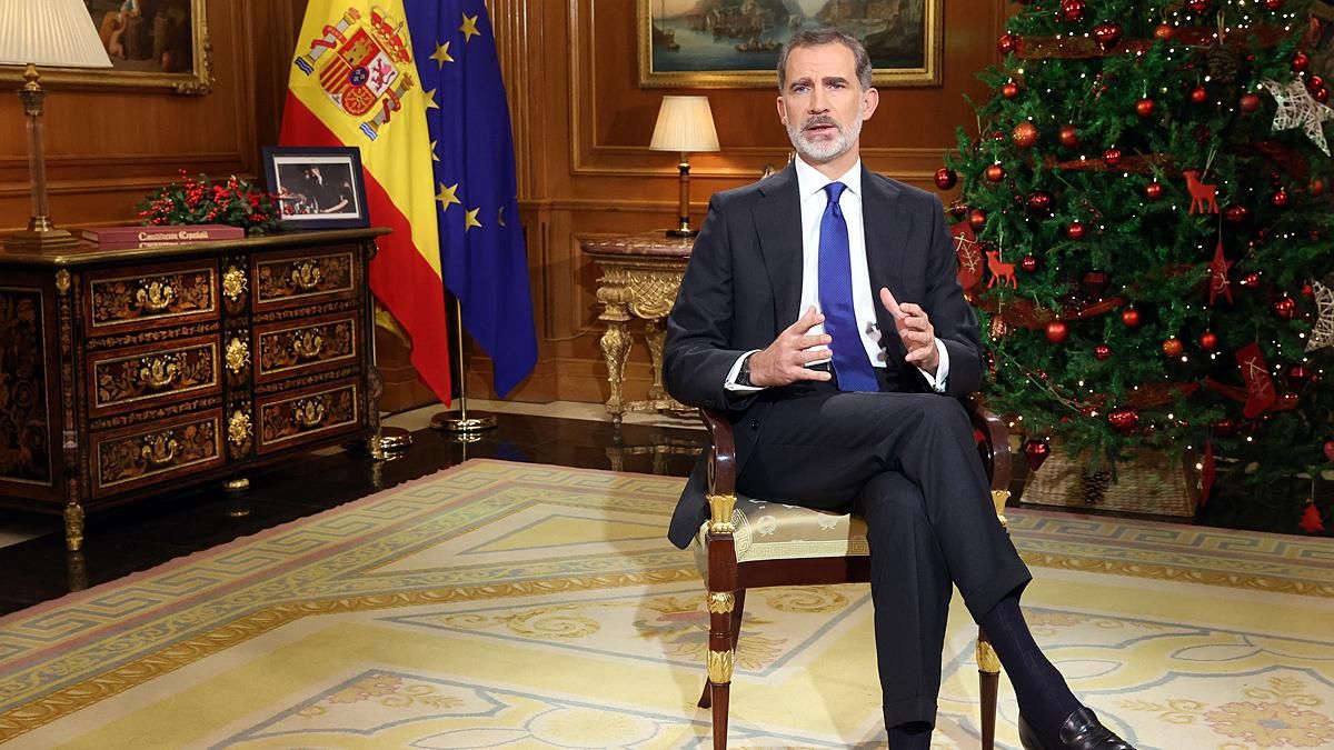 Felipe VI se ha reivindicado como un rey que está con todos y para todos y ha defendido el diálogo como vía para alcanzar pactos y la Constitución como marco de convivencia que todos deben de respetar dentro de la pluralidad y las diferencias.