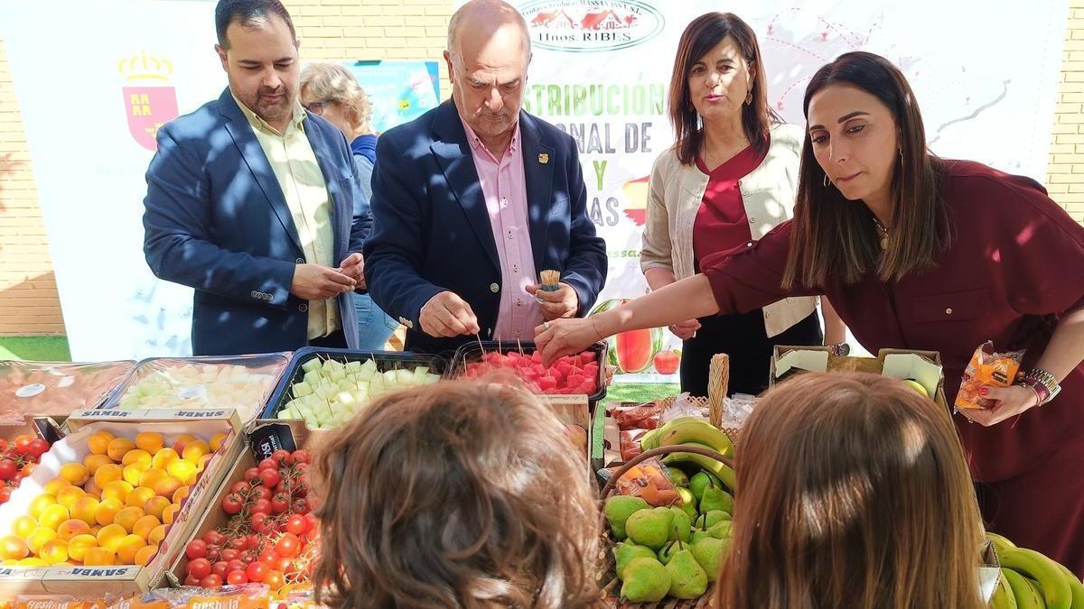 Reparto de fruta entre escolares en el CEIP La Flota de Murcia.