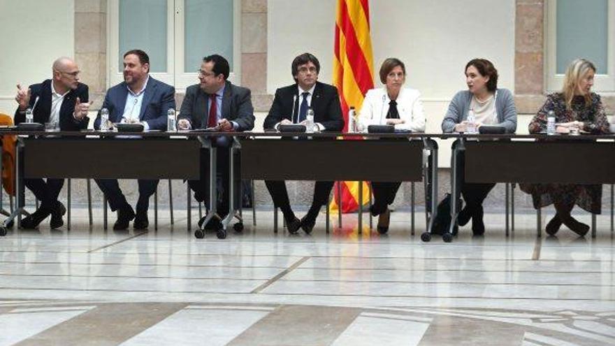 Romeva, Junqueras, Elena, Puigdemont, Forcadell, Colau i Munté durant la trobada d&#039;ahir