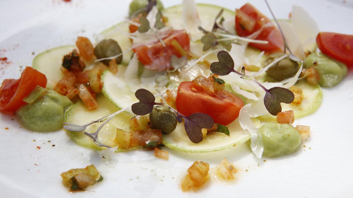 Zucchini-Carpaccio mit Guacamole und Kapern.