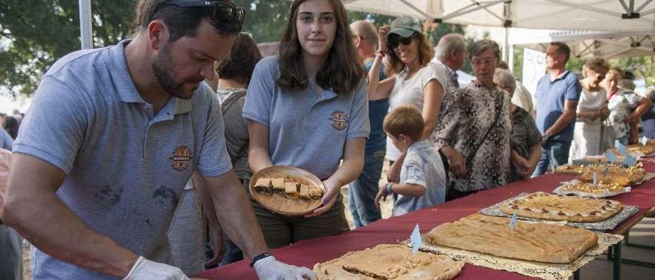 La organización prepara empanada para los asistentes a la última edición. // Bernabé/Ana Agra