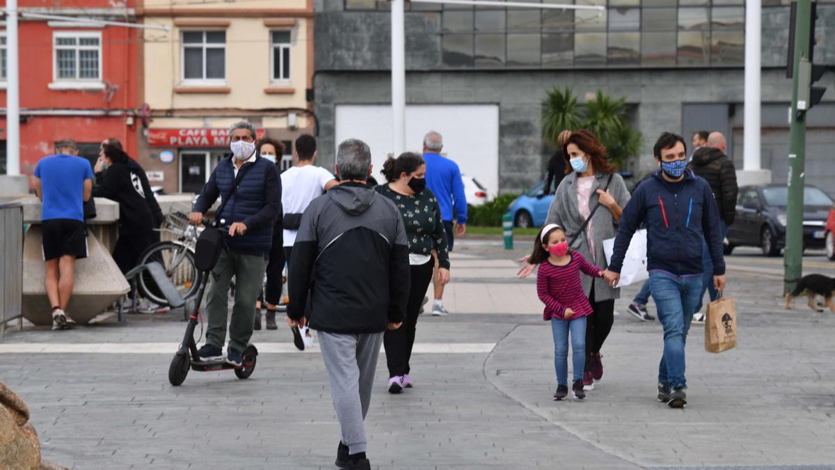 Ciudadanos en el paseo marítimo de A Coruña.