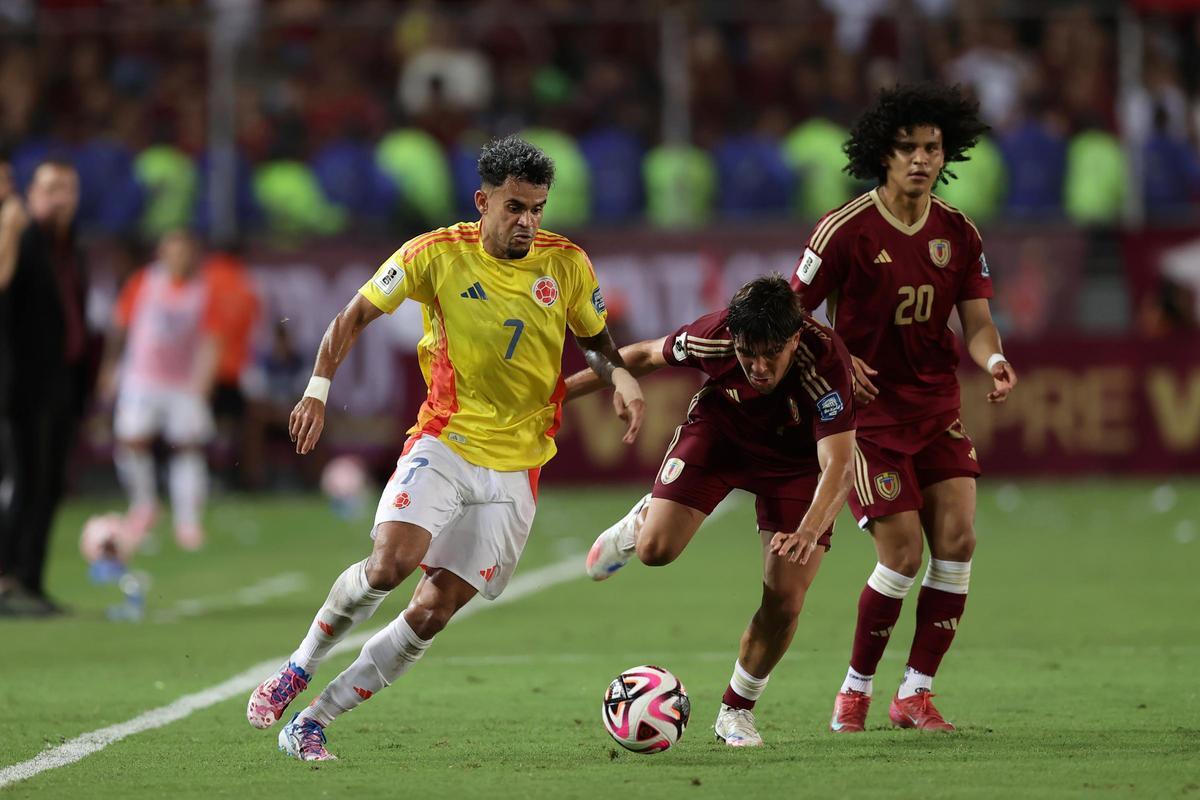 Aramburu, con la selección de Venezuela, ante Luis Díaz