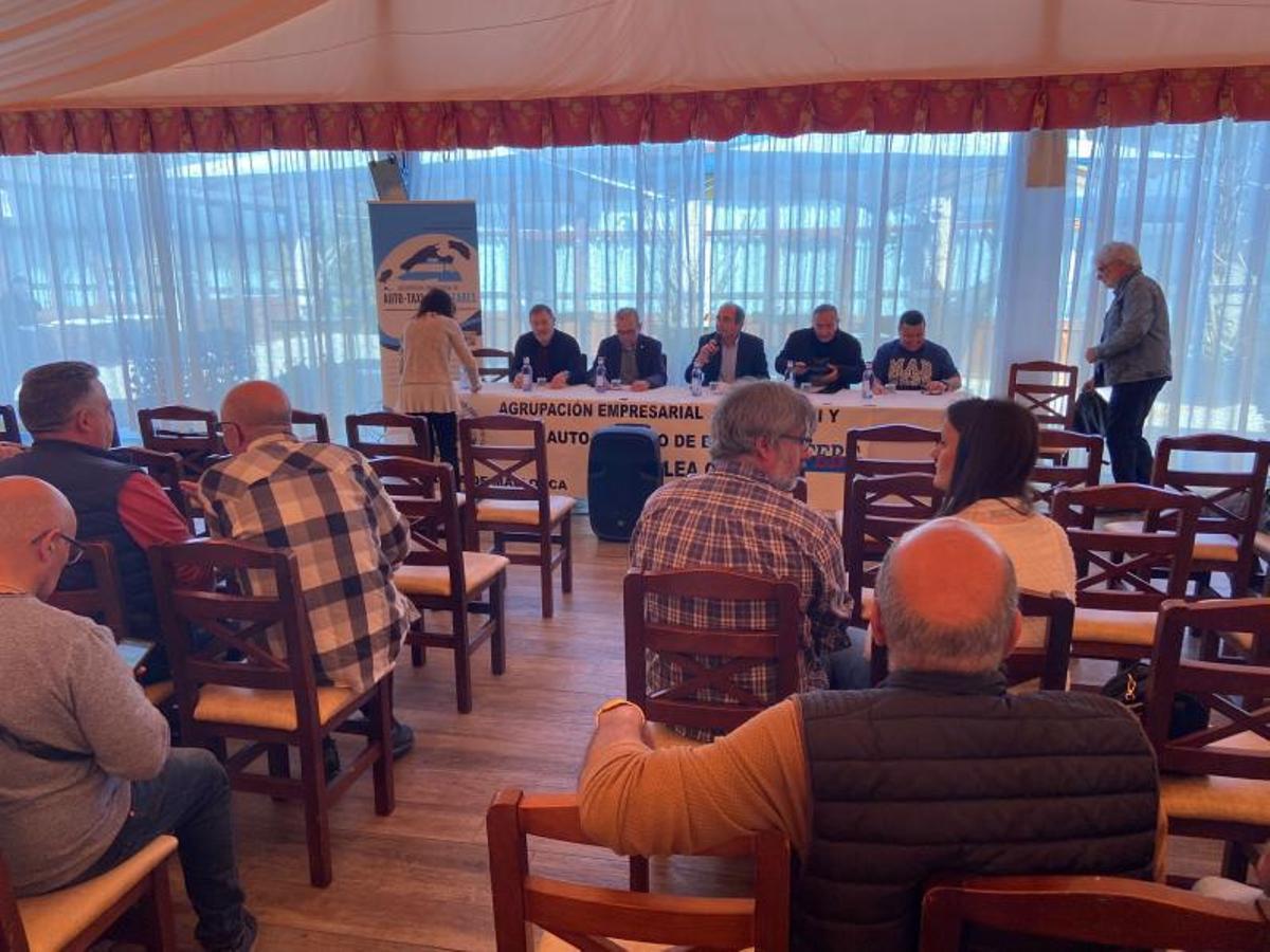 Imagen de la asamblea de taxistas de la FEBT.
