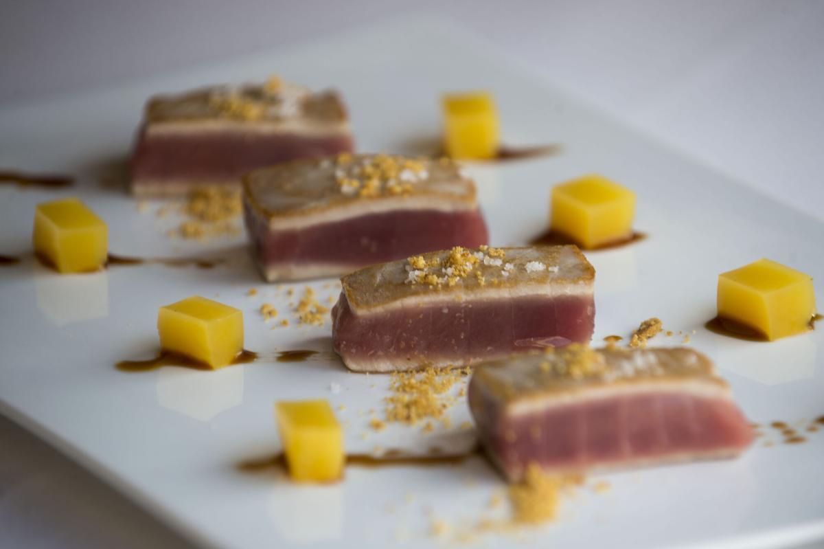Tataki de atun de Marc Miro y Violant Rojas del restaurante La Llotja.