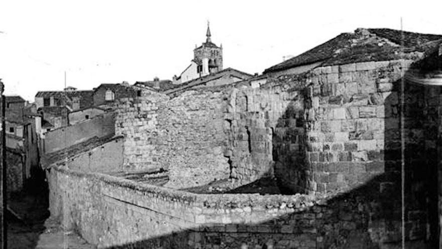 El antiguo Palacio de Doña Urraca junto a su Puerta en el siglo XIX, en una foto de Laurent.