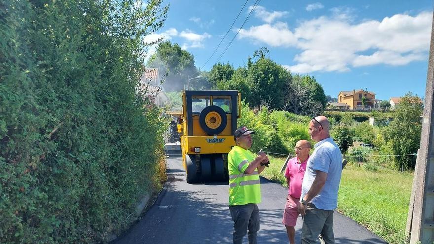 Los proyectos de saneamiento y abastecimiento en Cela, a punto de concluir y la obra de los muros de contención en A Graña queda desierta