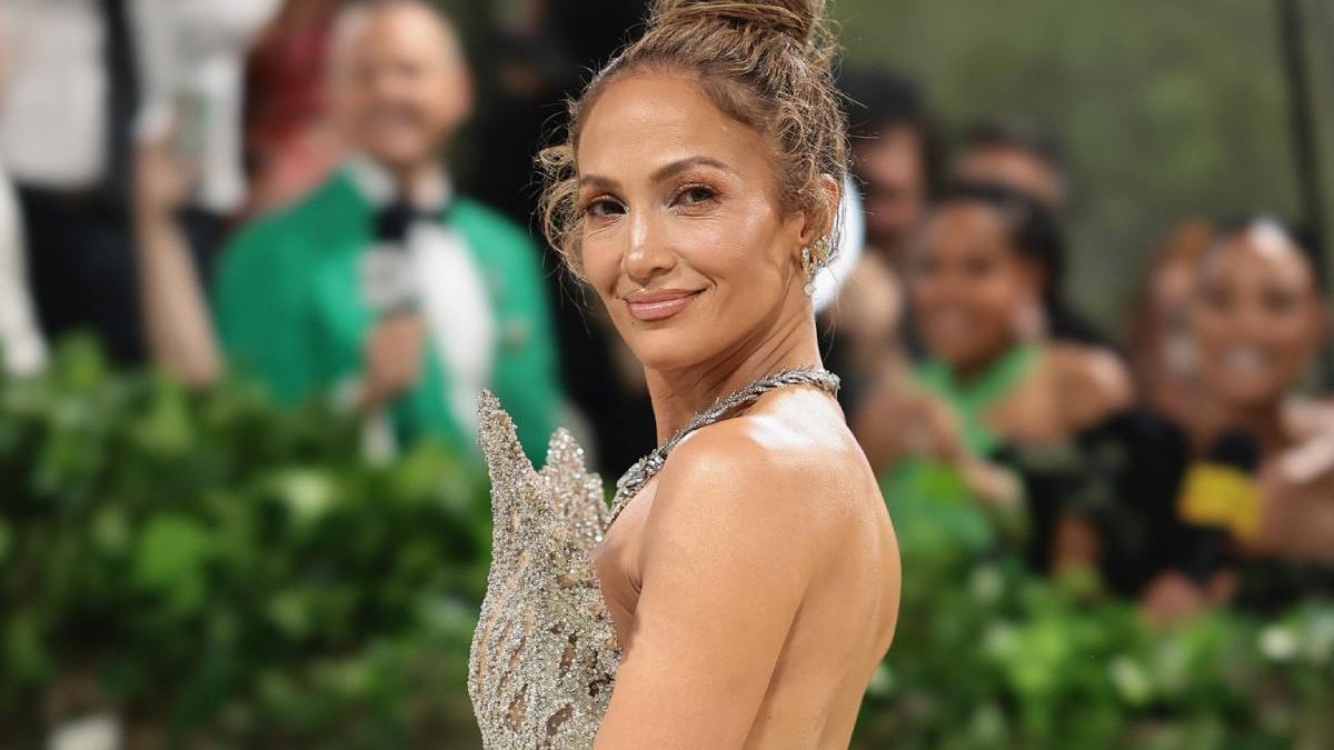 Jennifer Lopez dice que sus arrugas son culpa de la IA (y han hecho negocio con ellas)