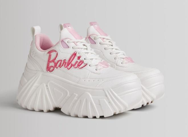 Zapatillas deportivas con logotipo de Barbie de Bershka