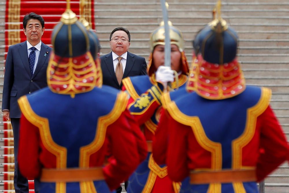 El presidente de Mongolia Tsakhiagiin Elbegdorj da la bienvenida al Primer Ministro de Japón Shinzo Abe en la plaza Genghis, Mongolia.