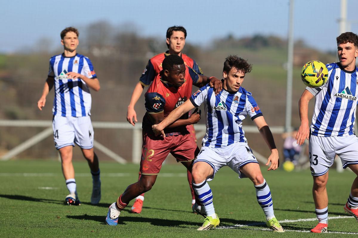 Bil Nsongo pugna por el balón con un defensor de la Real Sociedad B.