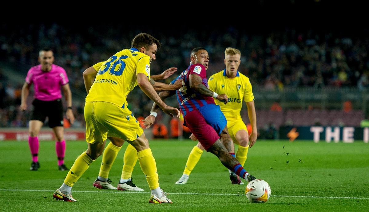 Memphis, en una jugada de ataque ante Raúl Parra en el Barça-Cádiz.