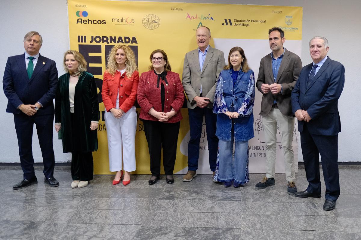 Foto de familia de las principales autoridades y representantes de las asociaciones de empresarios organizadoras.