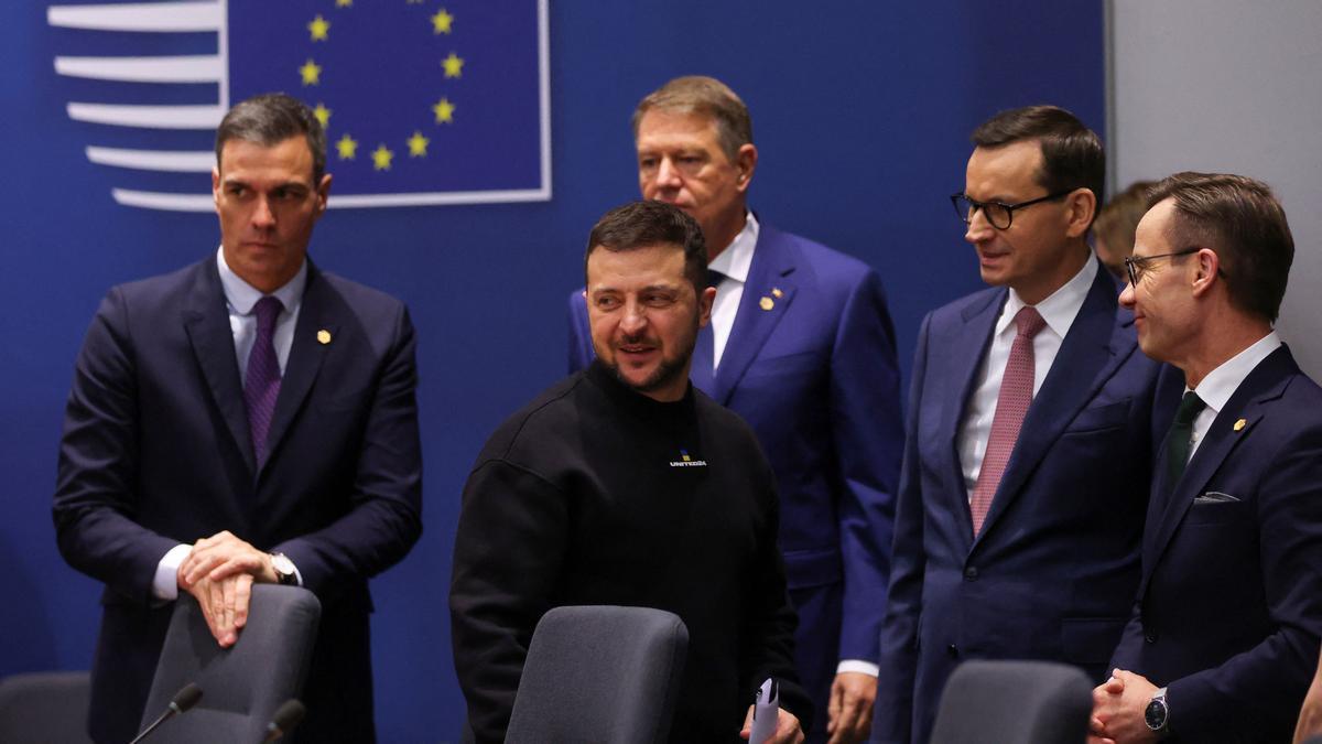 Ukrainian President Volodymyr Zelenskiy, Spain's Prime Minister Pedro Sanchez, Romania's President Klaus Iohannis, Poland's Prime Minister Mateusz Morawiecki, and Sweden's Prime Minister Ulf Kristersson attend a bilateral meeting during the European leaders summit in Brussels, Belgium February 9, 2023. REUTERS/Johanna Geron/Pool