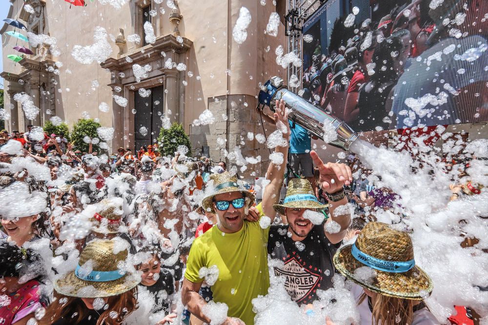 Los catralenses y muchos vecinos de la Vega Baja estallan en alegría y fiesta para iniciar las celebraciones de San Juan con el chupinazo