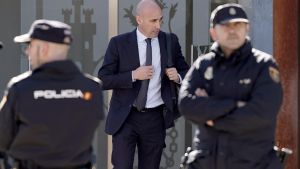 Luis Rubiales sale de la Audiencia Nacional.