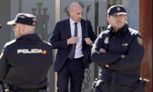 El jutge condemna a 18 mesos de multa Rubiales pel petó a Jenni Hermoso, però l’absol de coaccions