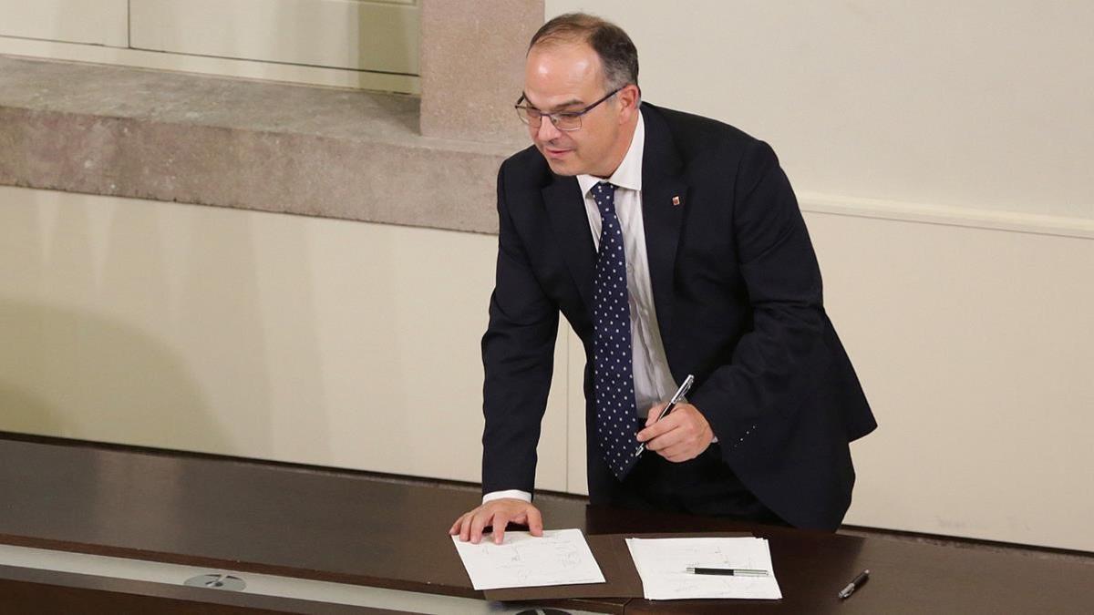 Jordi Turull durante la firma la de declaración.