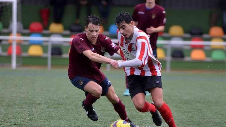 Un jugador granate lucha por un balón. // Gustavo Santos