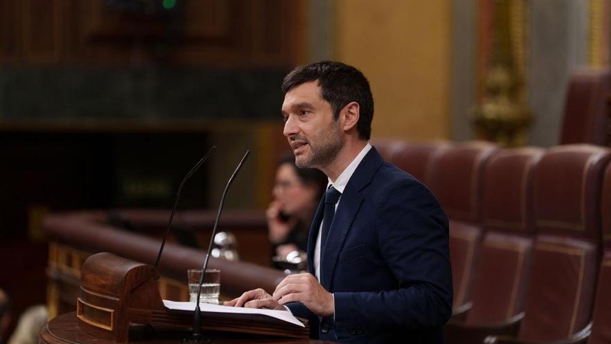 Bustinduy admite "obstáculos" para acceder a los viajes del Imserso desde Ibiza y promete "allanar" barreras