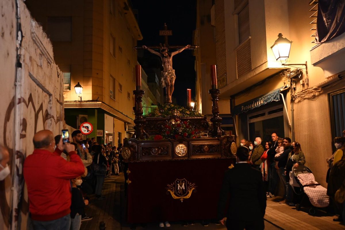 El Cristo de la Fe recorre la calle Santo Domingo.