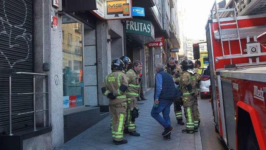 Los bomberos, a la puerta del edificio donde ocurrió ayer el percance. // Iñaki Osorio