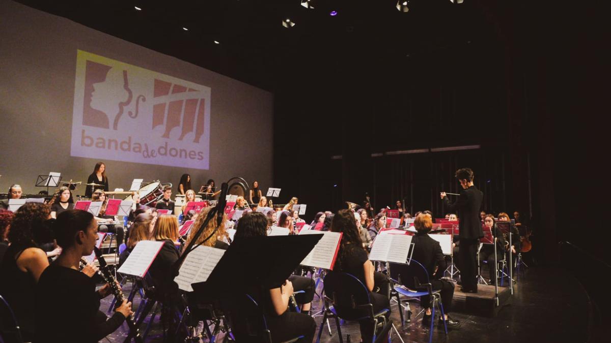 La Banda Simfònica de Dones de la FSMCV durant el seu últim concert al Teatre Serrano de Gandia.