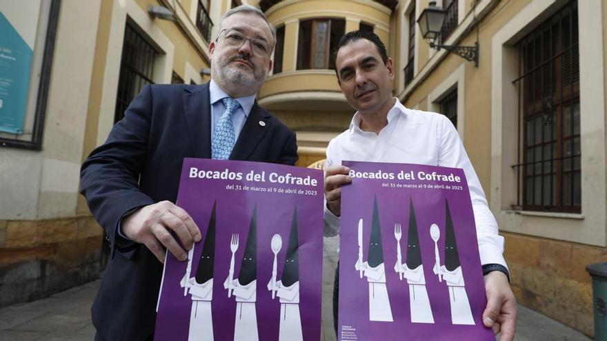 Alfredo García Quintana, a la izquierda, y David González Codón, ayer, durante la presentación del certamen de pinchos Bocados del Cofrade. | Luisma Murias