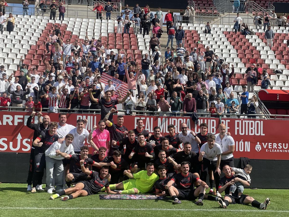 El Olímpico, celebrando la victoria con su afición