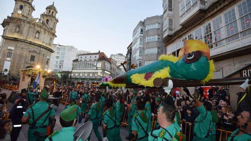 Los caballeros del &quot;Loro de la buena muerte&quot; a su llegada a la plaza de A Peregrina. // Gustavo Santos