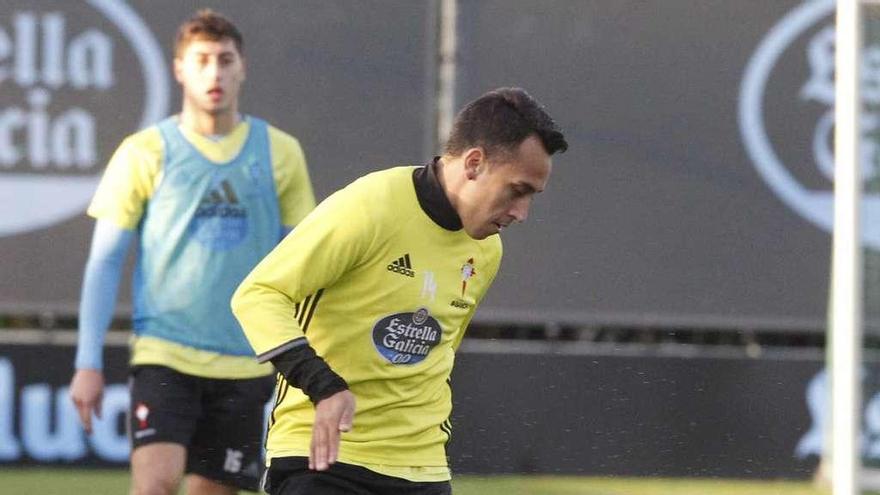 Fabián Orellana controla un balón en un reciente entrenamiento en A Madroa. // Ricardo Grobas