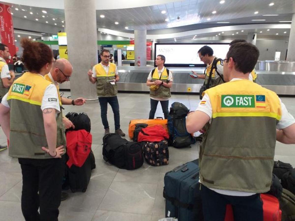 Los participantes en la expedición, recibiendo instrucciones.