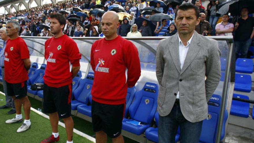 Miroslav Djukic y su cuerpo técnico, el sábado durante el minuto de silencio en memoria de Severiano Ballesteros.