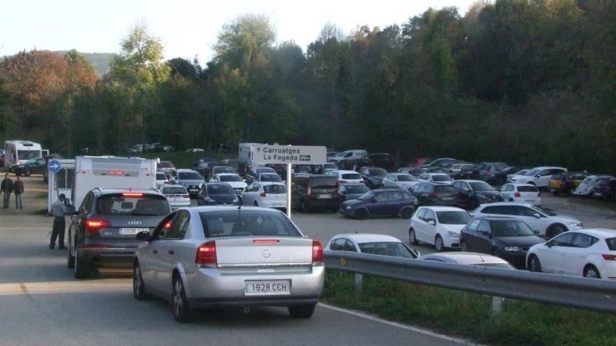 Els cotxes esperen per entrar a l&#039;aparcament de la Fageda